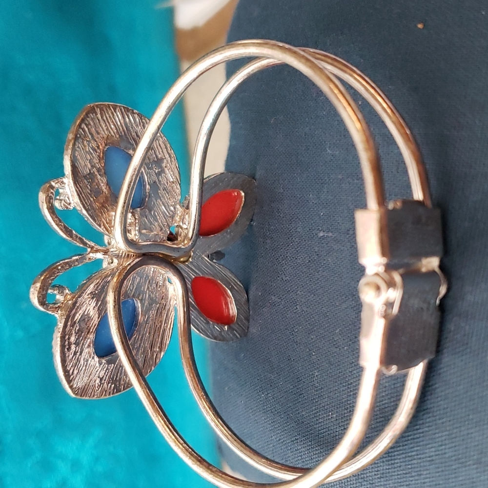 Simply Beautiful Butterfly bracelet - Picture 6 of 8